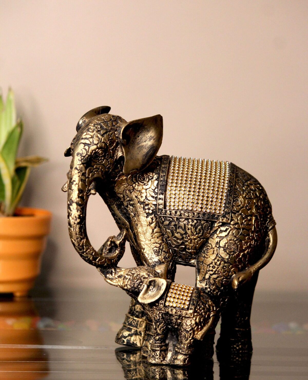Elephant with Child Decorative Showpiece - Image 3